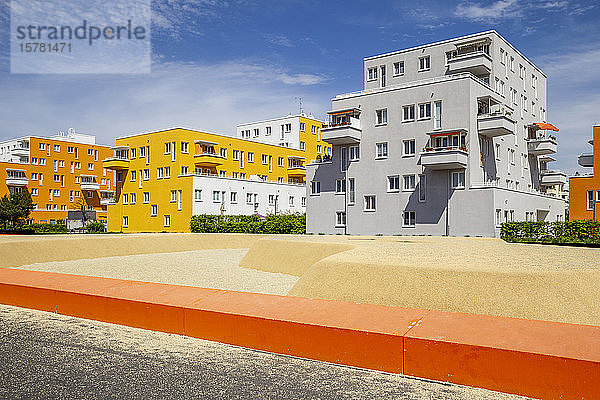 Deutschland  Bayern  München  Sandfarbener Spielplatz vor Wohngebäuden