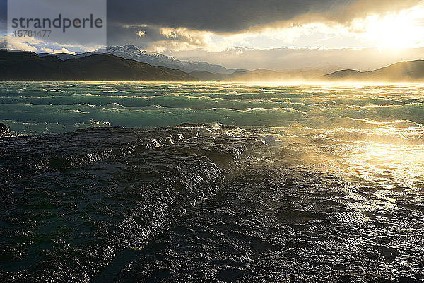 Chile  Ultima-Esperanza-Provinz  Sturmwolken über dem Pehoe-See bei Sonnenuntergang