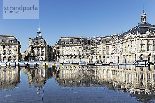 Frankreich  Gironde  Bordeaux  Place de la Bourse spiegelt sich im Pool Miroir dEau