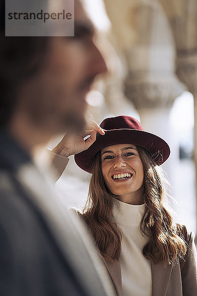 Porträt einer glücklichen jungen Frau mit Freund zu Besuch in der Stadt Venedig  Italien