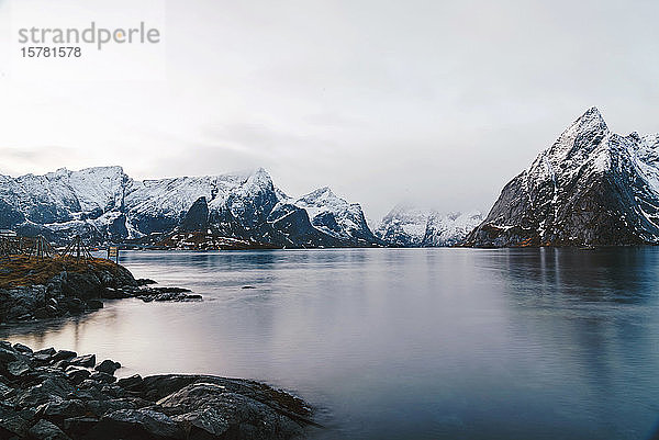 Schneebedeckte Berge an der Küste  Hamnoy  Lofoten  Norwegen