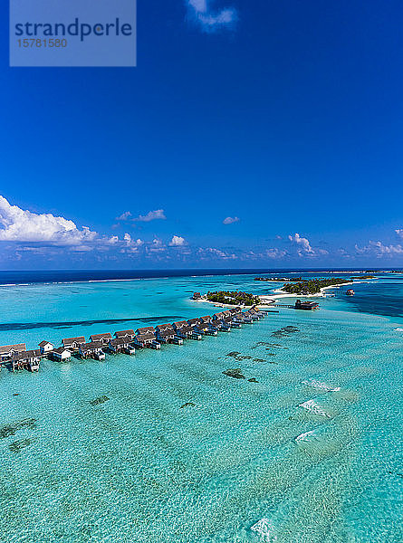 Malediven  Luftaufnahme von Resort-Stelzenhäusern auf der Insel Maadhoo im Sommer
