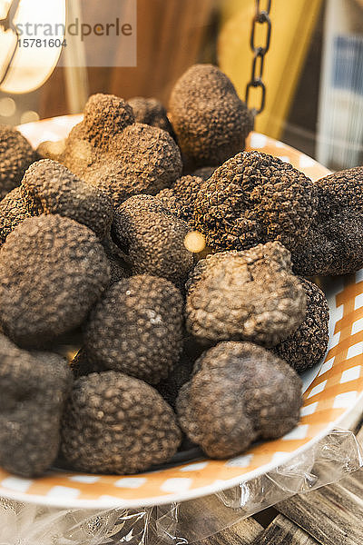 Italien  Haufen von schwarzen Trüffeln (Tuber melanosporum) auf der Gewichtsskala des lokalen Marktes