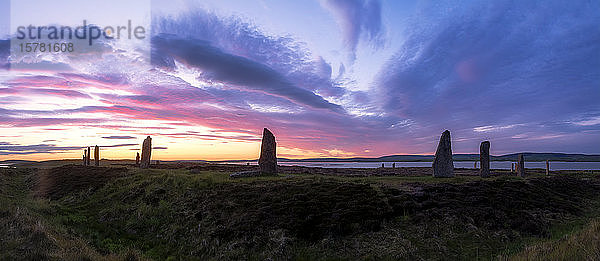 Großbritannien  Schottland  Festland  Wolken über dem Ring von Brodgar in der launischen violetten Abenddämmerung
