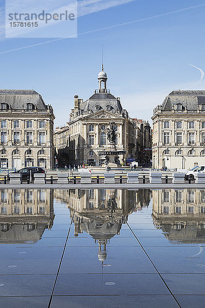 Frankreich  Gironde  Bordeaux  Place de la Bourse spiegelt sich im Pool Miroir dEau