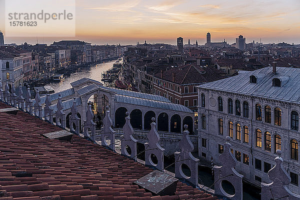 Italien  Venedig Hochwinkelansicht der Altstadt und des Canal Grande bei Sonnenuntergang