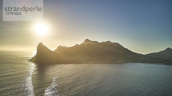 Südafrika  Luftaufnahme von Hout Bay vom Chapmans Peak bei Sonnenuntergang