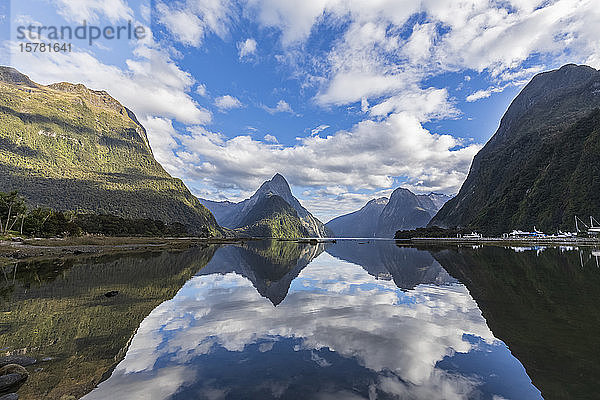 Neuseeland  Landschaftliche Ansicht von Wolken und Bergen  die sich auf der glänzenden Oberfläche des Milford Sound spiegeln