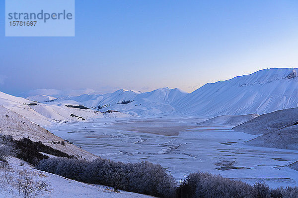 Italien  Umbrien  Sibillini-Gebirge  Plateau Piano Grande di Castelluccio di Norcia im Morgengrauen