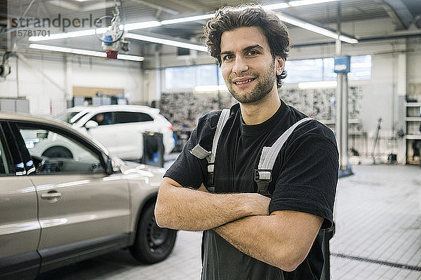 Porträt eines lächelnden Automechanikers in einer Werkstatt