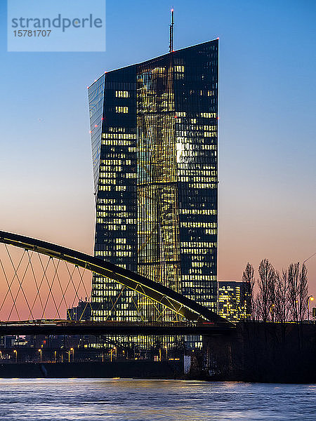 Deutschland  Hessen  Frankfurt  Frankfurt am Main Skyline hinter der Ostendbrücke und die Europäische Zentralbank in der Abenddämmerung