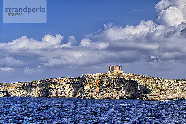 Malta  Comino  Wolken über den Küstenklippen und dem Saint Marys Tower