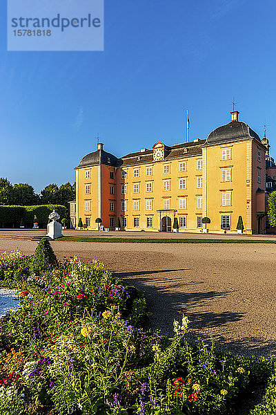 Deutschland  Baden-Württemberg  Schloss Schwetzingen mit Blumenbeet im Vordergrund