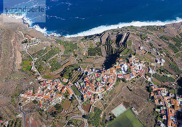 Spanien  Kanarische Inseln  Agulo  Luftaufnahme der am Rand der Küstenklippe liegenden Stadt