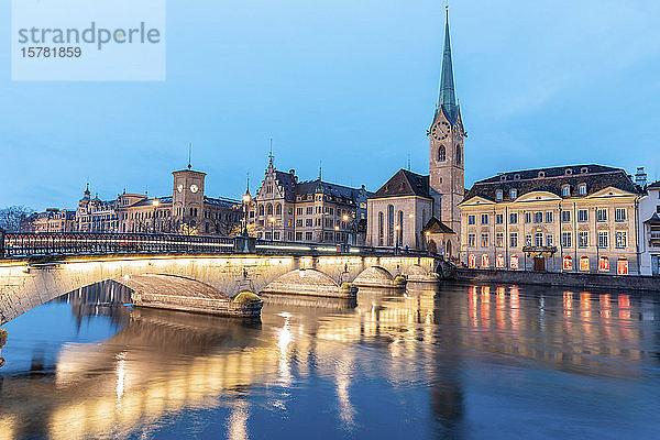 Schweiz  Zürich  Fraumünsterkirche und Munsterbrucke über der Limmat in der Abenddämmerung