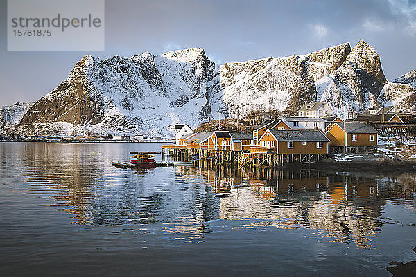 Norwegen  Moskenes  Lofoten  Sakrisoy  Fischerdorf bei Sonnenaufgang im Winter
