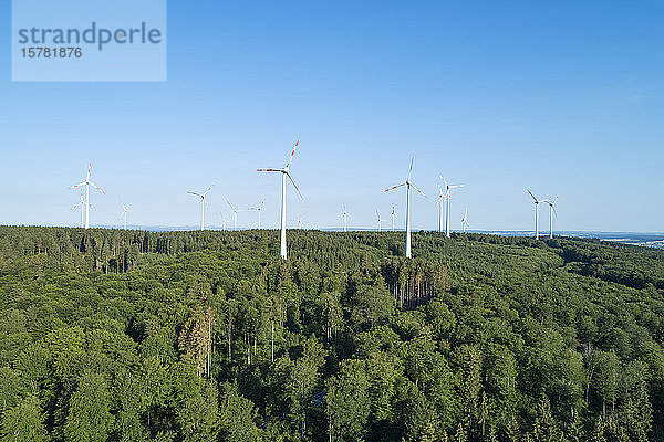 Deutschland  Rheinland-Pfalz  Westerwald  Luftaufnahme einer ländlichen Landschaft mit Windkraftanlagen
