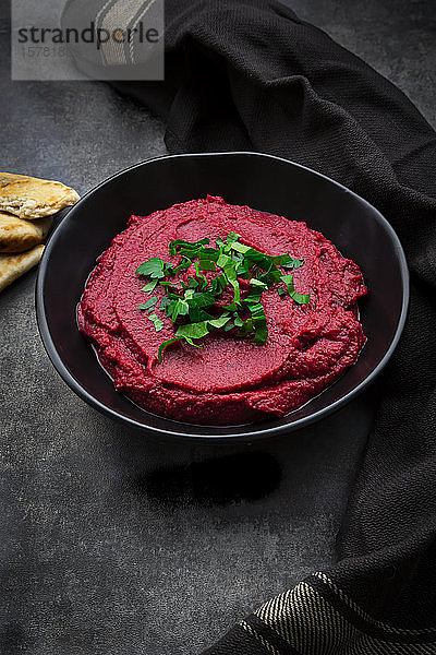 Schale mit Rote-Beete-Hummus