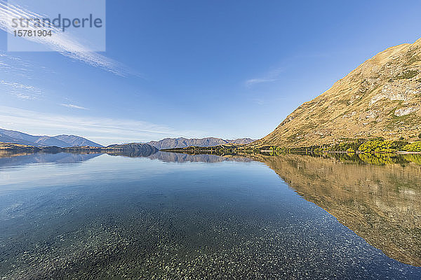 Neuseeland  Queenstown-Lakes District  Wanaka  Hills reflecting in Lake Wanaka