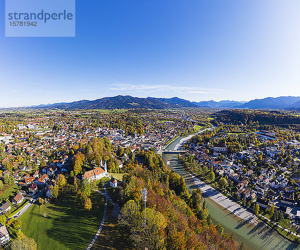 Deutschland  Bayern  Bad Tolz  Luftaufnahme der Flussuferstadt im Herbst