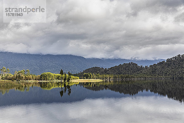 Neuseeland  Grey District  Inchbonnie  Wolken  die sich im Poeruasee spiegeln