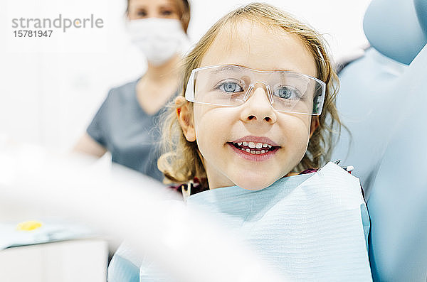 Porträt eines lächelnden Mädchens beim Zahnarzt