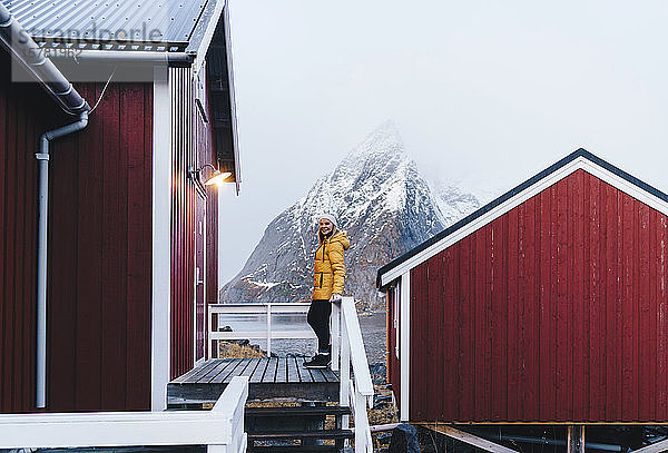 Tourist auf einer Veranda auf Hamnoy  Lofoten  Norwegen