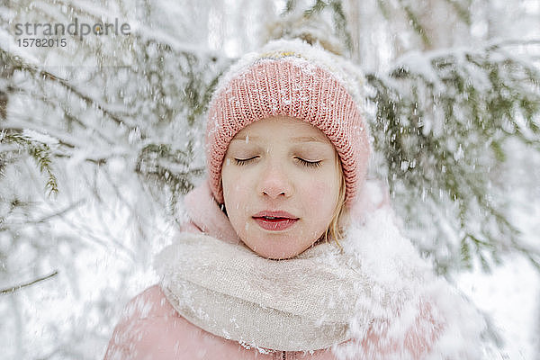 Bildnis eines Mädchens mit geschlossenen Augen im Winterwald