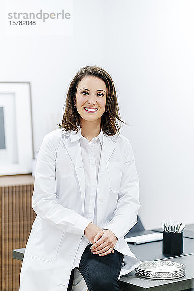 Porträt einer lächelnden Ärztin in ihrer Arztpraxis