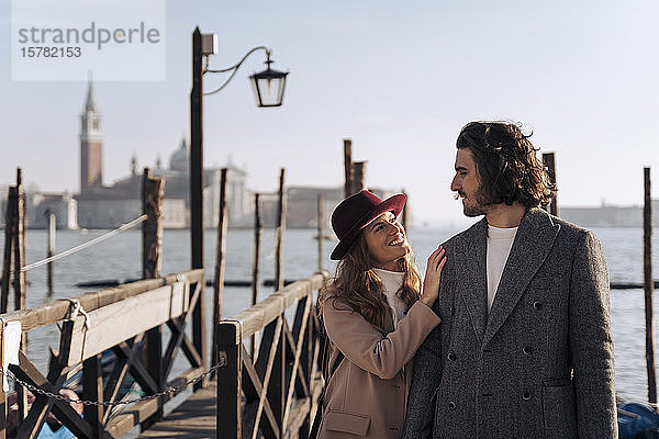 Junges Paar am Hafen von Venedig  Italien