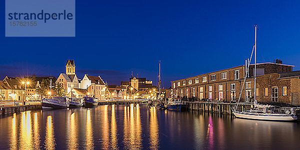 Deutschland  Mecklenburg-Vorpommern  Wismar  Hansestadt  Altstadt und Boote im Hafen bei Nacht