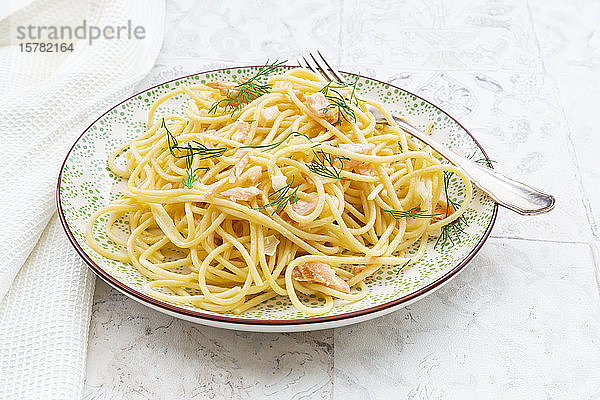 Studioaufnahme von Spaghetti mit Lachs  Sahne und Dill