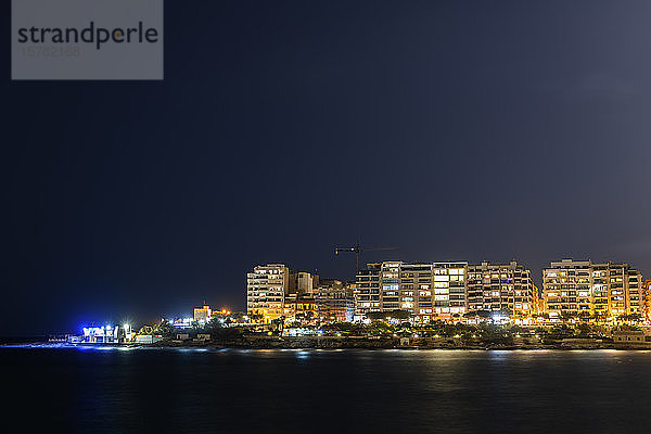 Malta  Sliema  Stadtsilhouette bei Nacht von der St. Julian Bay