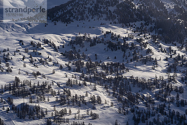 Frankreich  Hautes-Alpes  Vars  Luftaufnahme des schneebedeckten Tals