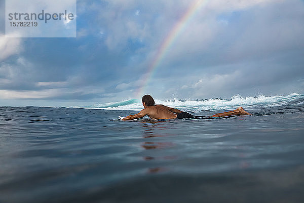 Surfer unter dem Regenbogen  Bali  Indonesien