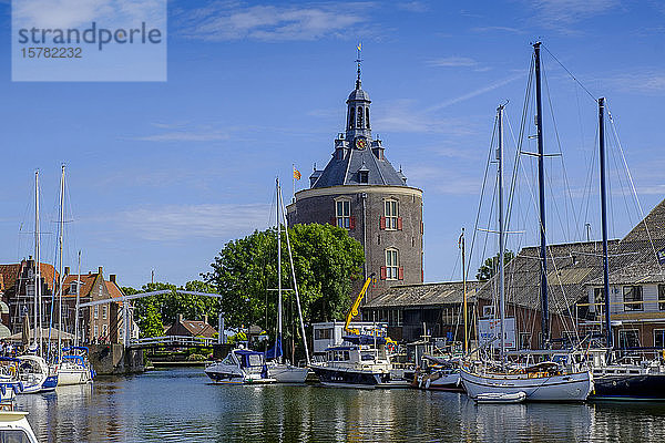 Niederlande  Nordholland  Enkhuizen  Segelboote liegen im Alten Hafen vor dem Drommedaris-Turm im Hintergrund
