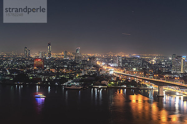Stadtansicht bei Nacht  Rama-III-Brücke  Bangkok  Thailand