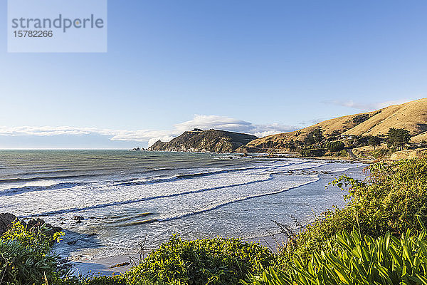 Neuseeland  Himmel über den Wellen  die über den Küstenstrand von Nugget Point streichen