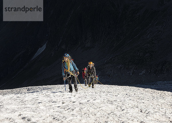 Frankreich  Mont-Blanc-Massiv  Chamonix  Bergsteiger beim Bergsteigen im Schnee