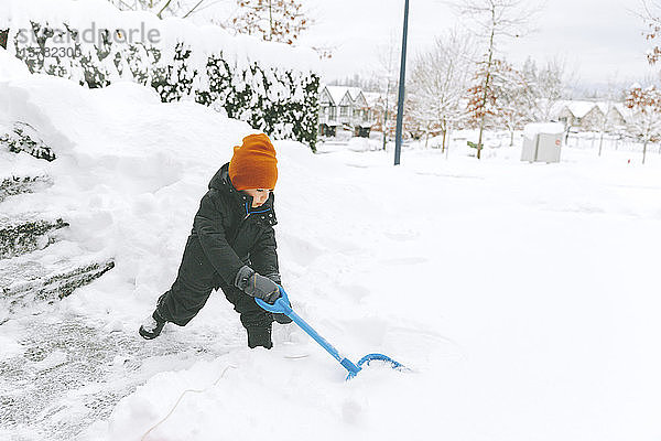 Kleiner Junge schaufelt Schnee  Vancouver  Kanada