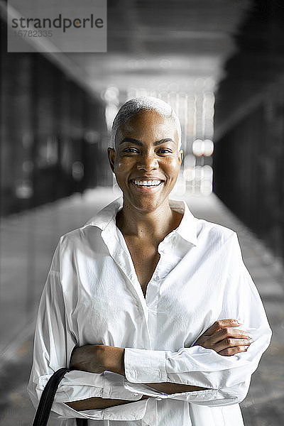 Porträt einer selbstbewussten Geschäftsfrau  lächelnd