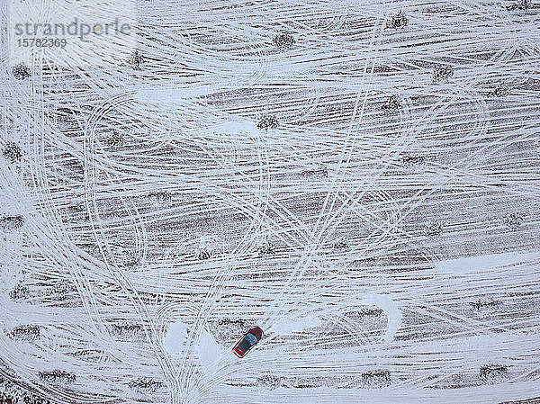 Russland  Oblast Moskau  Luftaufnahme des Autofahrens im schneebedeckten Gelände