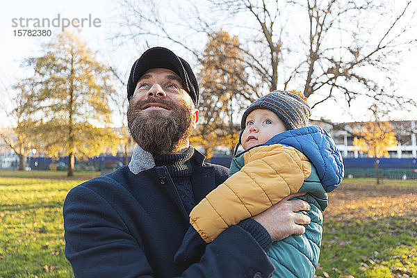 Glücklicher Mann mit seinem kleinen Sohn im Park