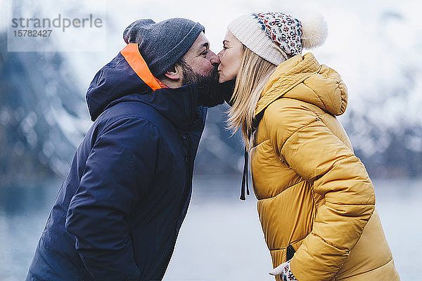 Touristenpaar küsst sich auf Hamnoy  Lofoten  Norwegen