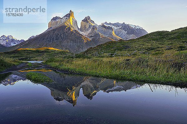 Chile  Provinz Ultima Esperanza  Cuernos del Paine im Spiegel des Nordenskjold-Sees