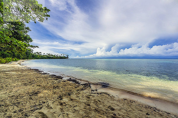 Papua-Neuguinea  Trobriand-Inseln  Kitava-Insel  leerer Strand