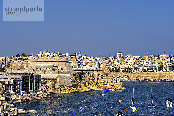 Malta  Birgu  Fort St. Angelo und Blick auf Valetta in der Ferne