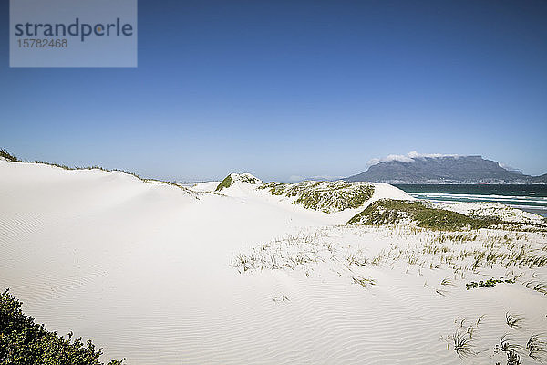 Strand mit Tafelberg im Hintergrund  Kapstadt  Südafrika