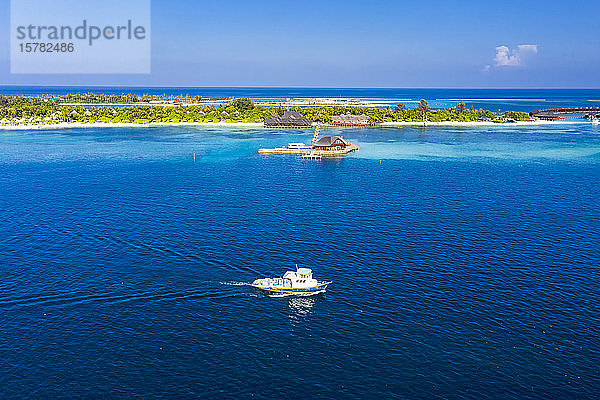 Malediven  Luftaufnahme eines Motorbootes vor dem Touristenzentrum der Insel Olhuveli