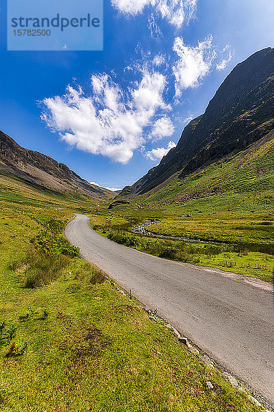 UK  England  Leere Autobahn des Honister Passes im Sommer